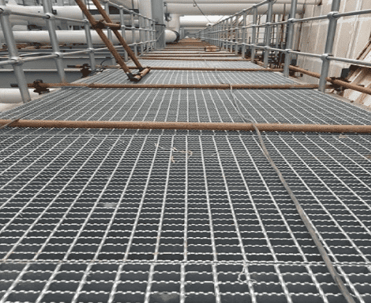 工廠平臺走道用防滑鋼格柵板廠家定做。